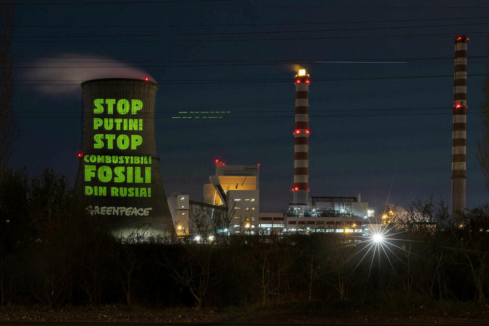 Chipul lui Vladimir Putin a fost proiectat pe turnul rafinăriei Lukoil din Ploiești. GALERIE FOTO - Imaginea 3