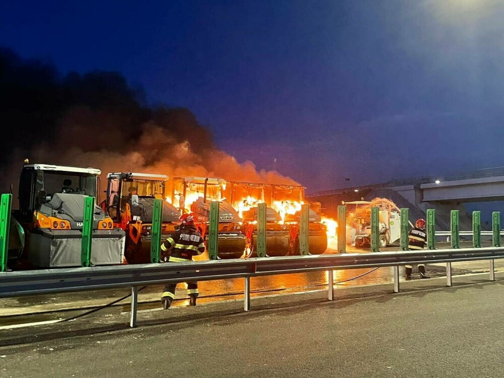 Patru utilaje au luat foc pe şantierul Drumului Expres Craiova - Piteşti, între Balş şi Pieleşti - Imaginea 5