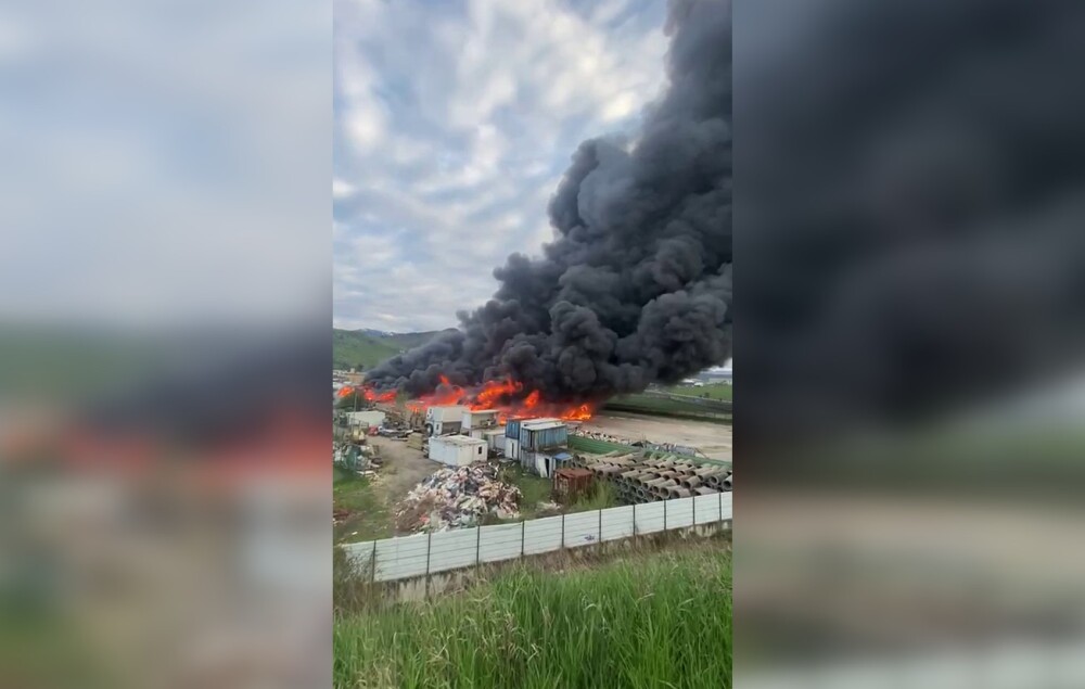 Incendiu de proporţii într-o piaţă din Braşov. A fost transmis un mesaj Ro-Alert - Imaginea 1