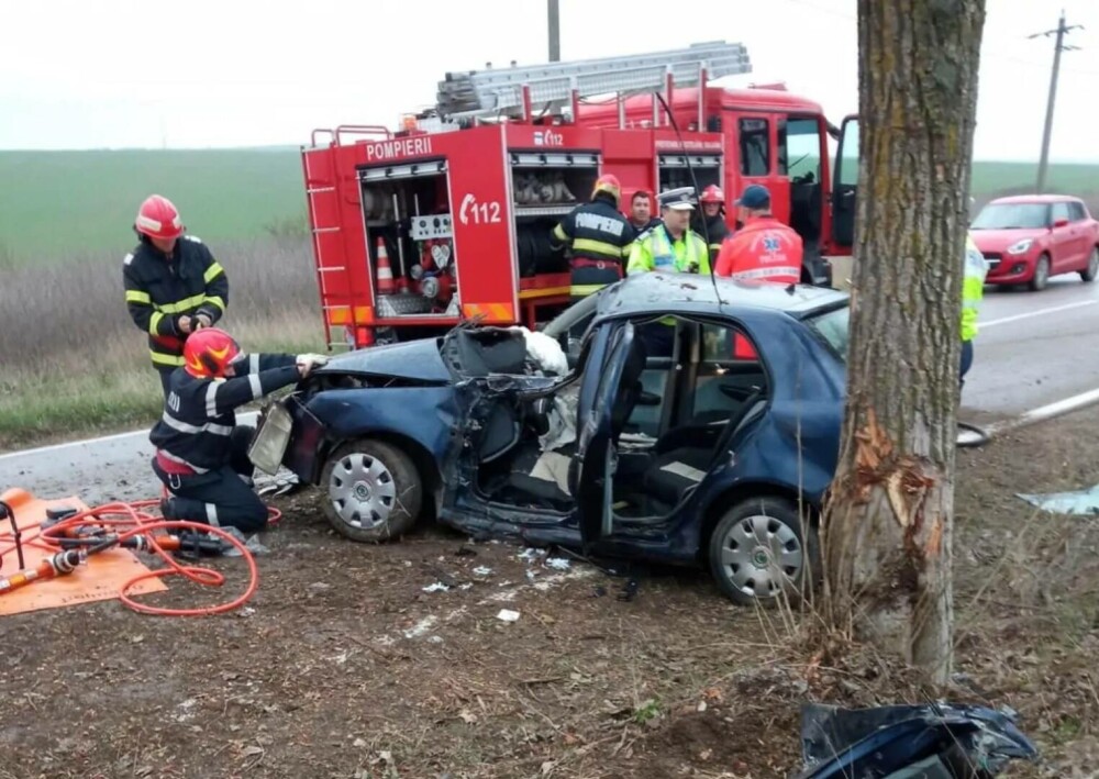 Un mort și doi răniți, între care un copil, după ce maşina în care se aflau s-a izbit de un copac, în Tulcea - Imaginea 1
