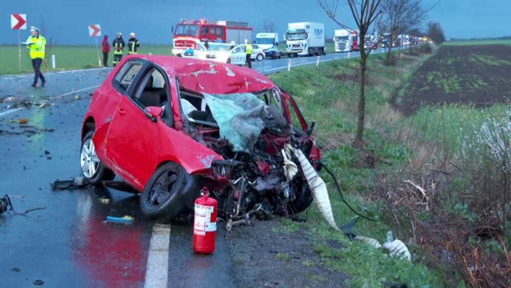 Mama unei fetițe de 11 ani a murit, după ce s-a izbit cu mașina de un TIR, în Arad. Femeia era văduvă | GALERIE FOTO - Imaginea 1