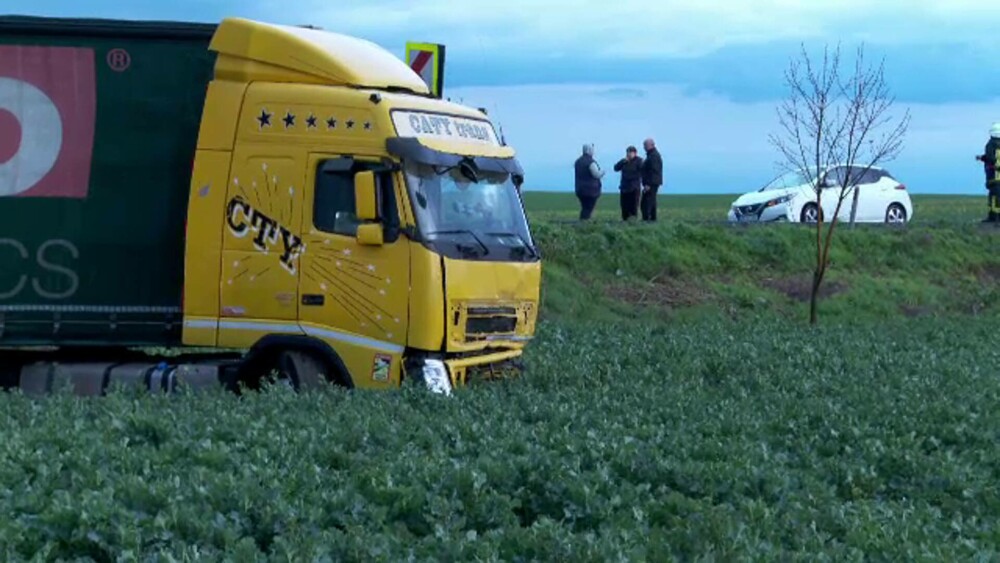 Mama unei fetițe de 11 ani a murit, după ce s-a izbit cu mașina de un TIR, în Arad. Femeia era văduvă | GALERIE FOTO - Imaginea 4