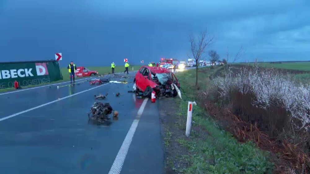 Mama unei fetițe de 11 ani a murit, după ce s-a izbit cu mașina de un TIR, în Arad. Femeia era văduvă | GALERIE FOTO - Imaginea 5