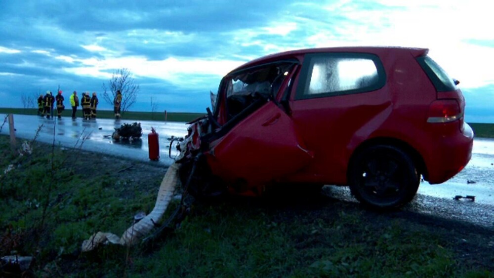 Mama unei fetițe de 11 ani a murit, după ce s-a izbit cu mașina de un TIR, în Arad. Femeia era văduvă | GALERIE FOTO - Imaginea 7