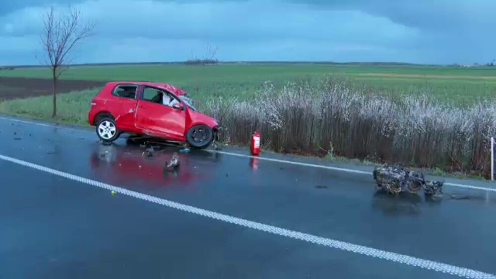 Mama unei fetițe de 11 ani a murit, după ce s-a izbit cu mașina de un TIR, în Arad. Femeia era văduvă | GALERIE FOTO - Imaginea 9