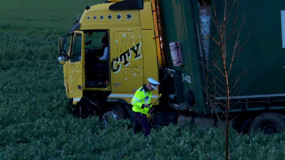 Mama unei fetițe de 11 ani a murit, după ce s-a izbit cu mașina de un TIR, în Arad. Femeia era văduvă | GALERIE FOTO - Imaginea 12