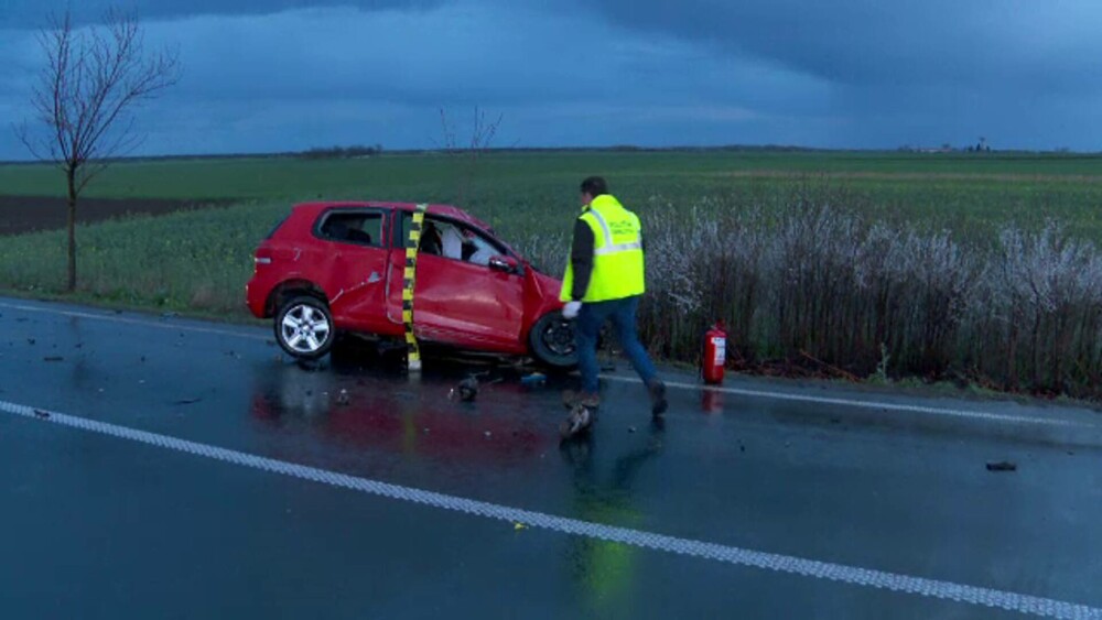 Mama unei fetițe de 11 ani a murit, după ce s-a izbit cu mașina de un TIR, în Arad. Femeia era văduvă | GALERIE FOTO - Imaginea 15