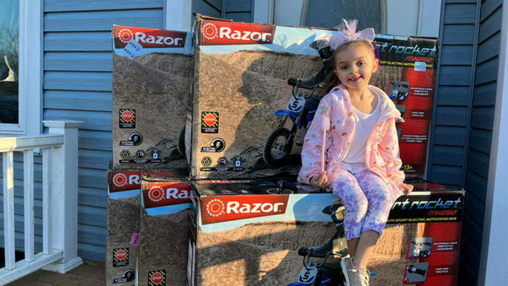 O fetiță de 5 ani a luat telefonul mamei să se joace și s-a ales cu 10 motociclete, 10 perechi de cizme și un Jeep - Imaginea 1