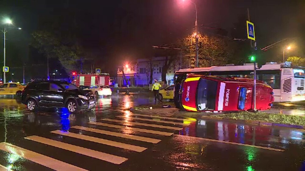 Trei adulți și un copil au ajuns la spital, după ce mașina lor s-a ciocnit cu o ambulanță, în București | GALERIE FOTO - Imaginea 3