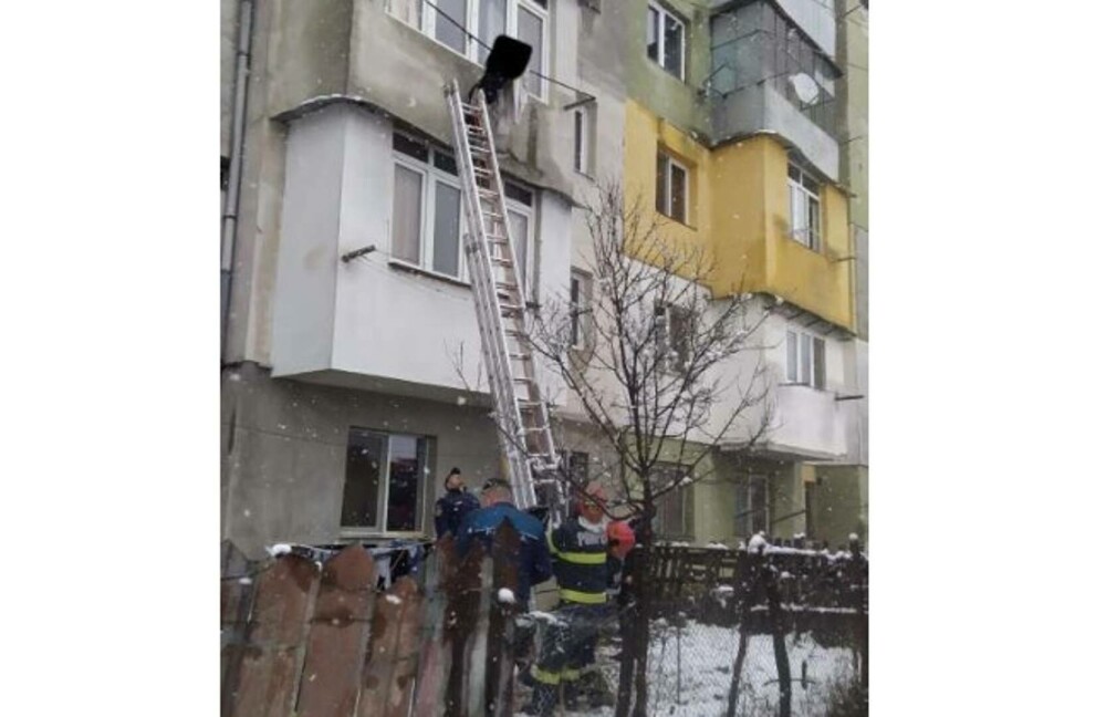 O femeie din Sibiu a căzut de la etajul al treilea al unui bloc şi a fost salvată de sârmele de rufe ale vecinilor - Imaginea 1