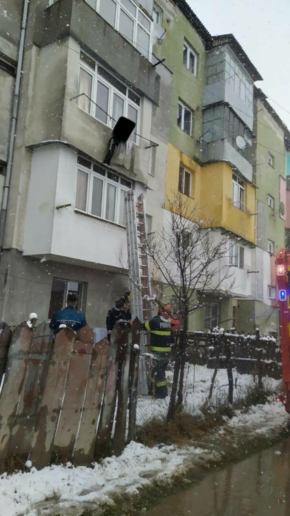 O femeie din Sibiu a căzut de la etajul al treilea al unui bloc şi a fost salvată de sârmele de rufe ale vecinilor - Imaginea 2
