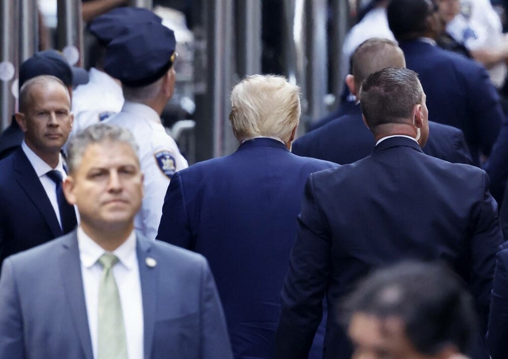 Donald Trump a fost eliberat de Curtea Penală din Manhattan. E primul președinte acuzat penal din istoria SUA | FOTO & VIDEO - Imaginea 4