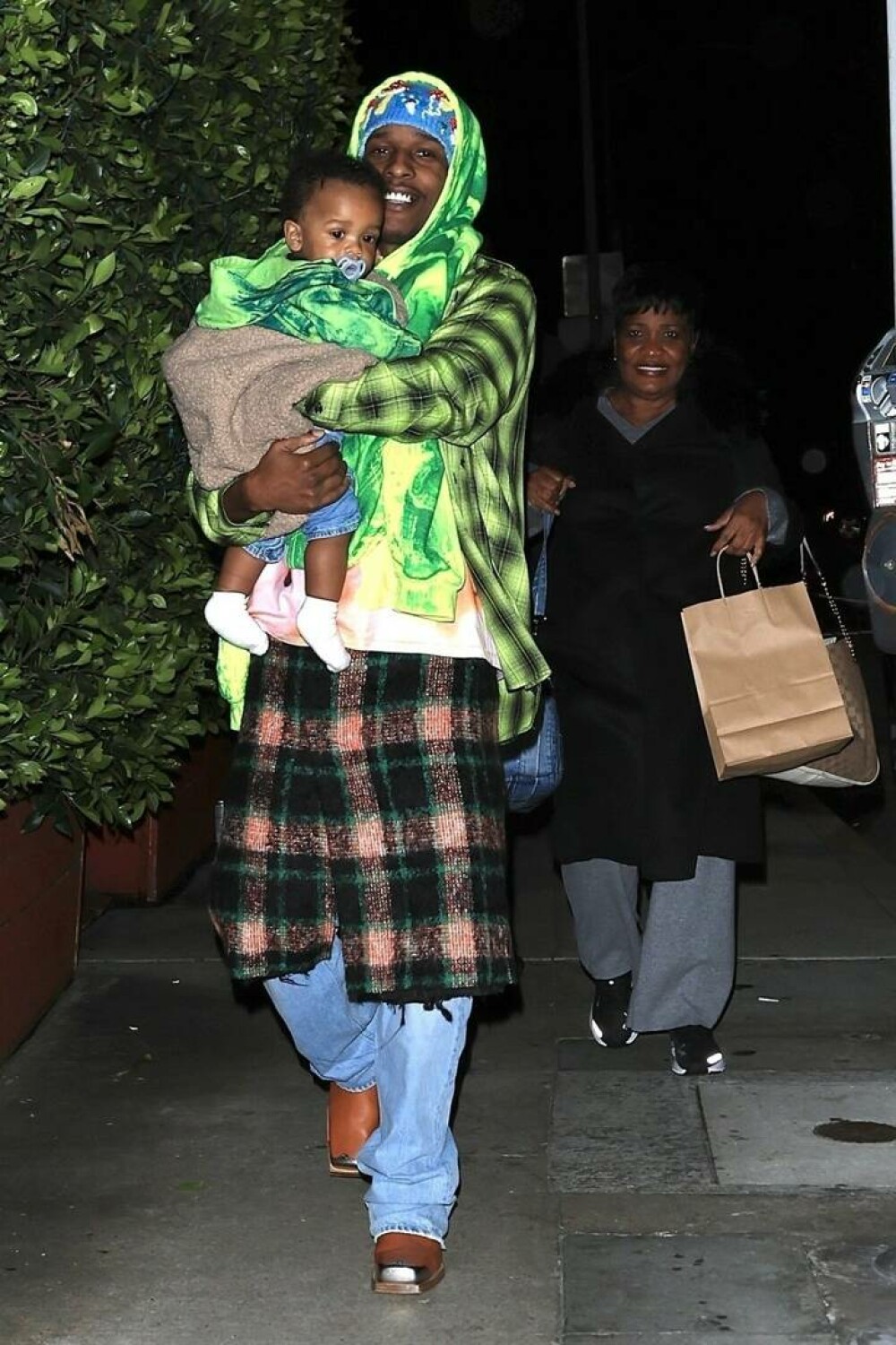 Rihanna și A$AP Rocky, apariție de senzație. Cum s-au îmbrăcat pentru o cină la restaurant | GALERIE FOTO - Imaginea 15