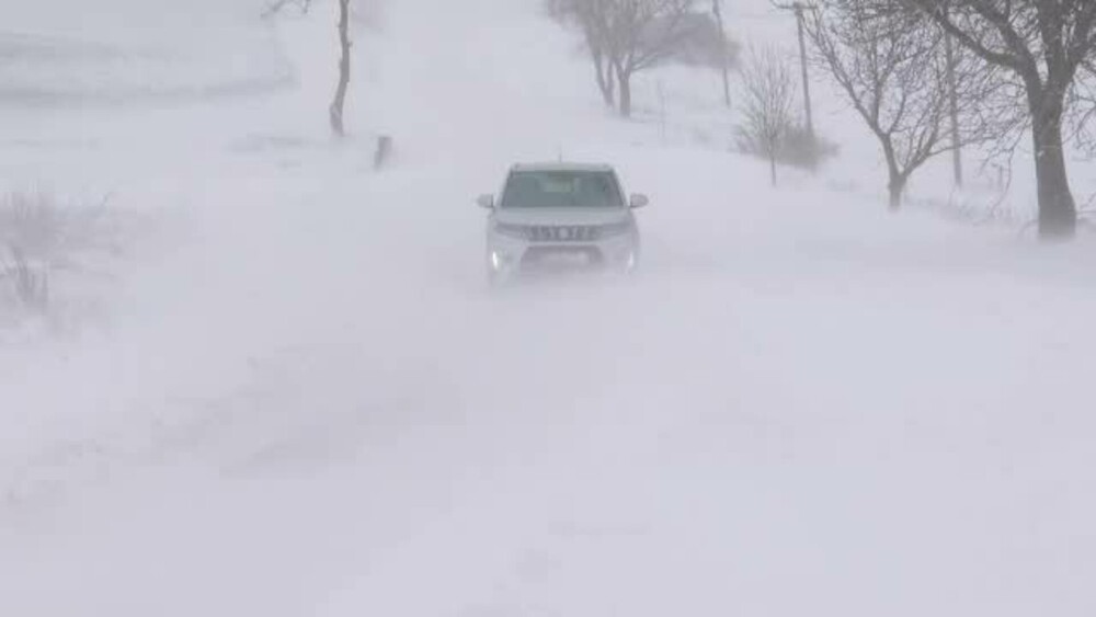 Starea drumurilor. Sunt închise toate drumurile naționale și județene în Botoșani, din cauza ninsorii - Imaginea 1