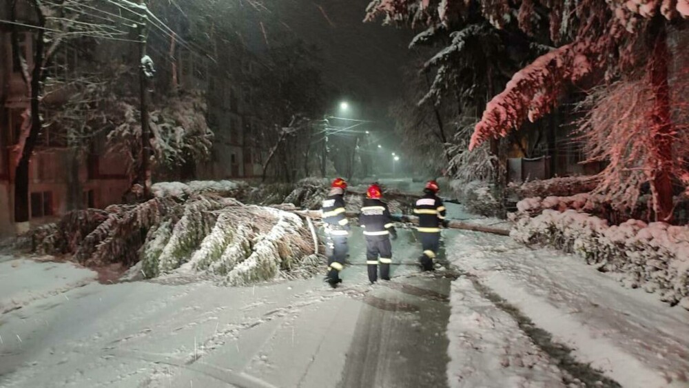 Starea drumurilor. Sunt închise toate drumurile naționale și județene în Botoșani, din cauza ninsorii - Imaginea 4
