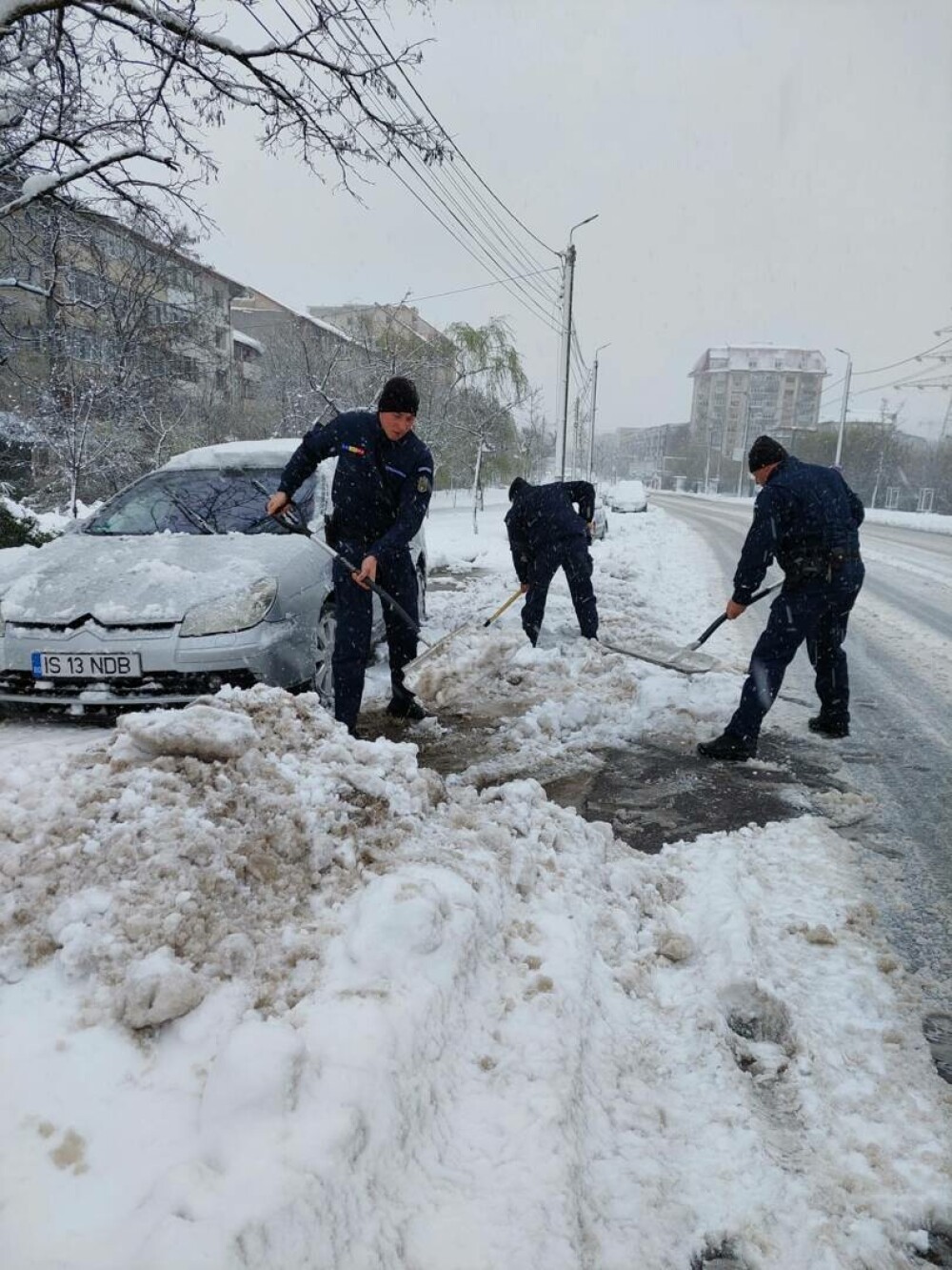 Starea drumurilor. Sunt închise toate drumurile naționale și județene în Botoșani, din cauza ninsorii - Imaginea 6