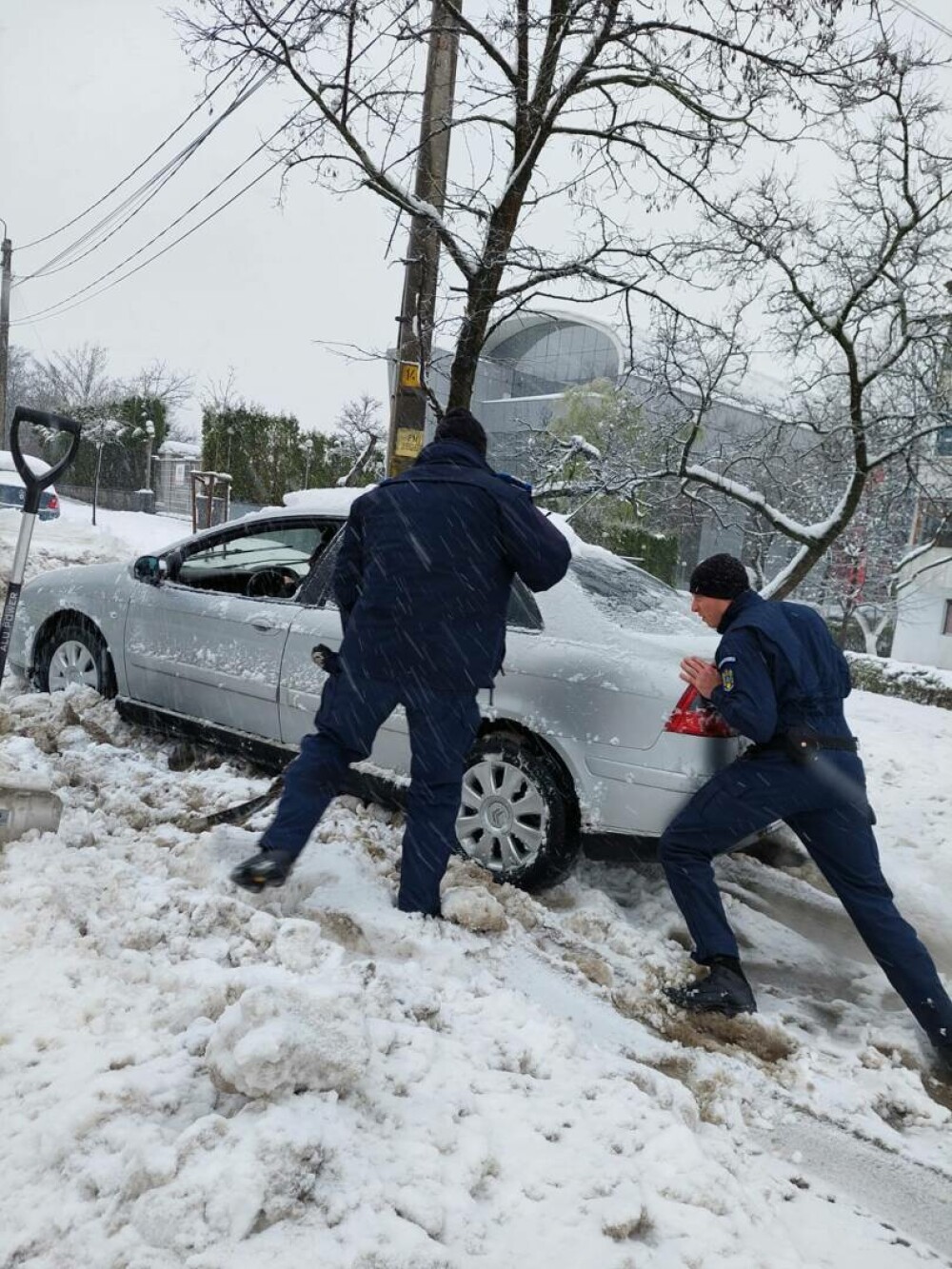 Starea drumurilor. Sunt închise toate drumurile naționale și județene în Botoșani, din cauza ninsorii - Imaginea 7