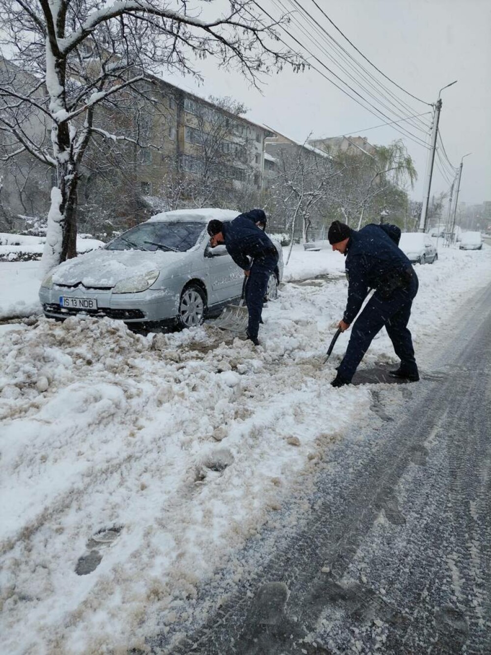 Starea drumurilor. Sunt închise toate drumurile naționale și județene în Botoșani, din cauza ninsorii - Imaginea 8