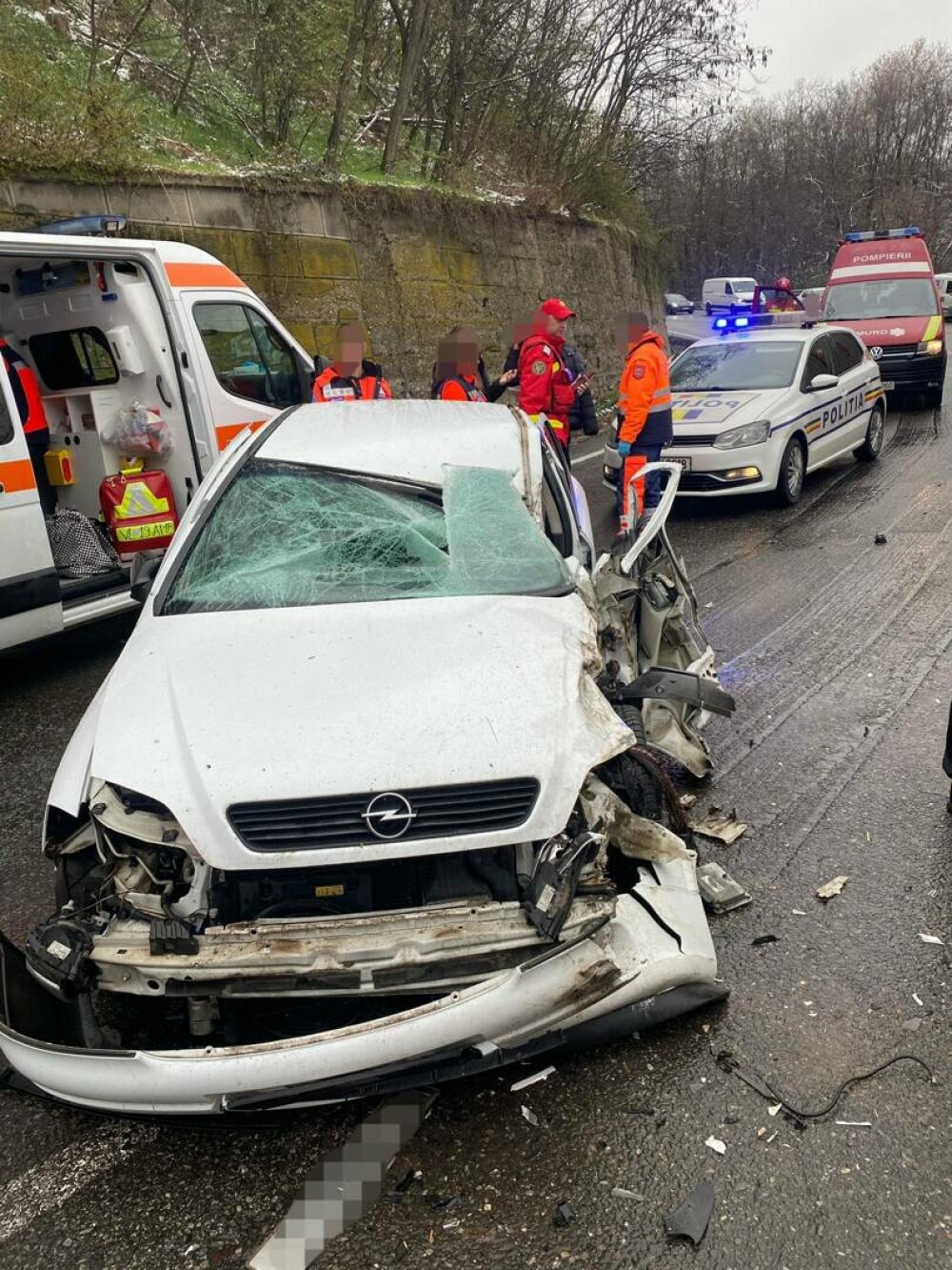 Accident între o mașină și un TIR, în județul Argeș. Patru persoane, dintre care doi copii, au ajuns la spital. FOTO - Imaginea 1