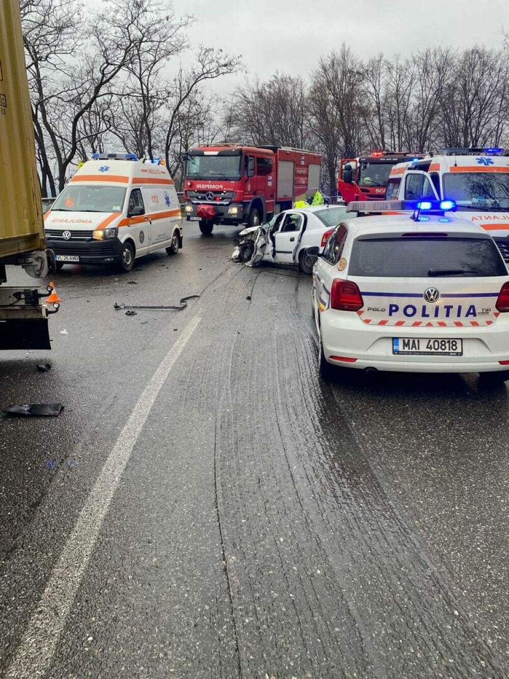 Accident între o mașină și un TIR, în județul Argeș. Patru persoane, dintre care doi copii, au ajuns la spital. FOTO - Imaginea 2