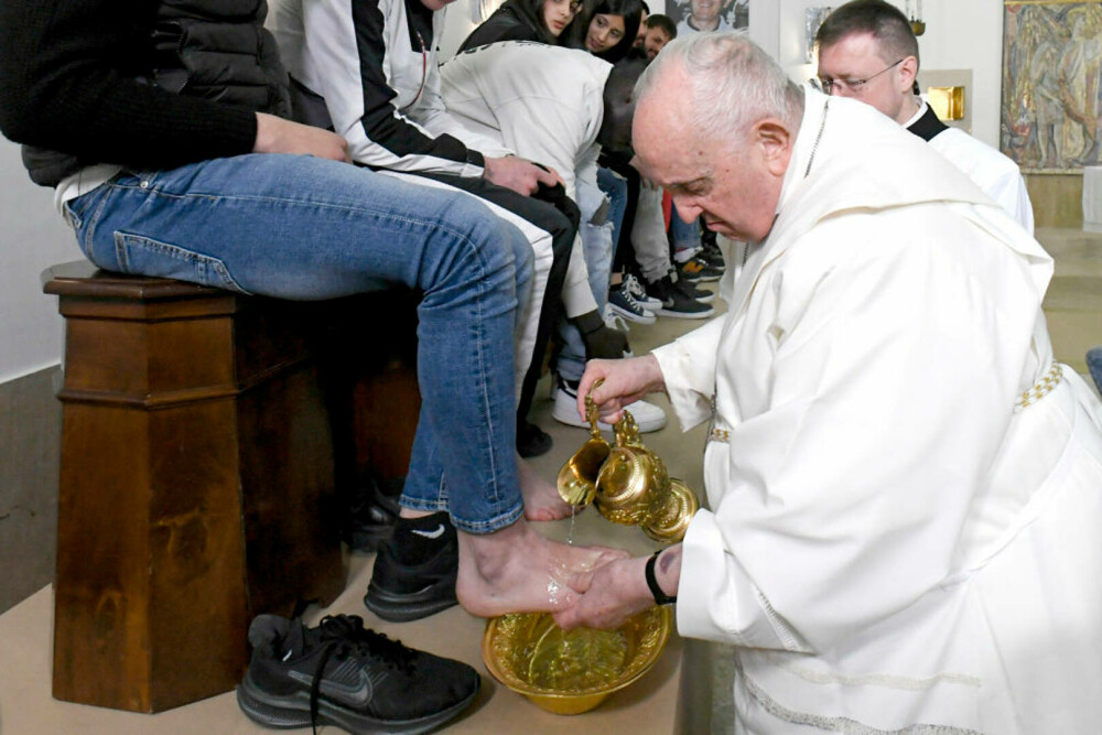 Un român, printre deținuții spălați de Papa Francisc pe picioare în Joia Mare. GALERIE FOTO - Imaginea 1