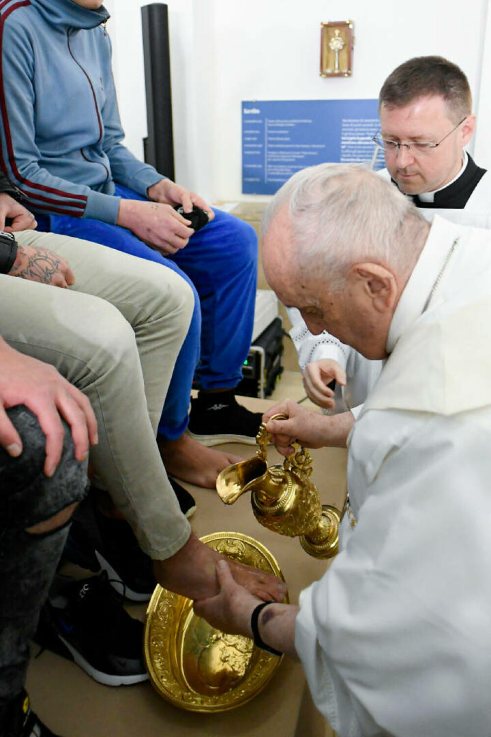 Un român, printre deținuții spălați de Papa Francisc pe picioare în Joia Mare. GALERIE FOTO - Imaginea 2