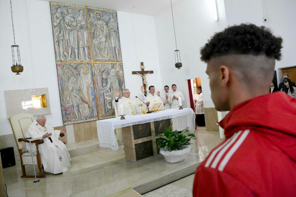 Un român, printre deținuții spălați de Papa Francisc pe picioare în Joia Mare. GALERIE FOTO - Imaginea 3