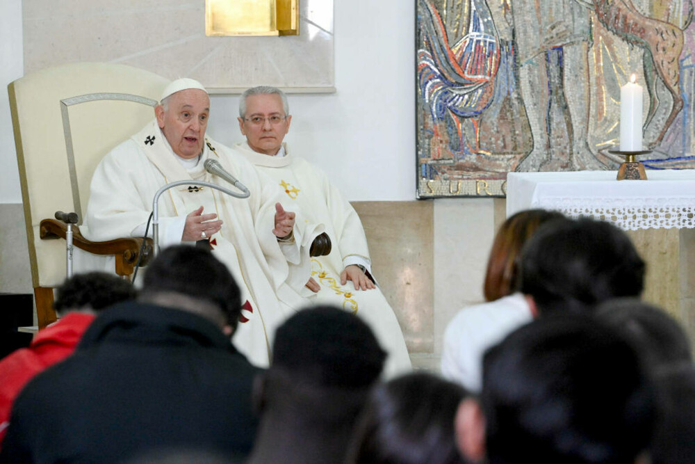 Un român, printre deținuții spălați de Papa Francisc pe picioare în Joia Mare. GALERIE FOTO - Imaginea 5