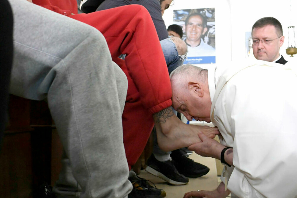Un român, printre deținuții spălați de Papa Francisc pe picioare în Joia Mare. GALERIE FOTO - Imaginea 6
