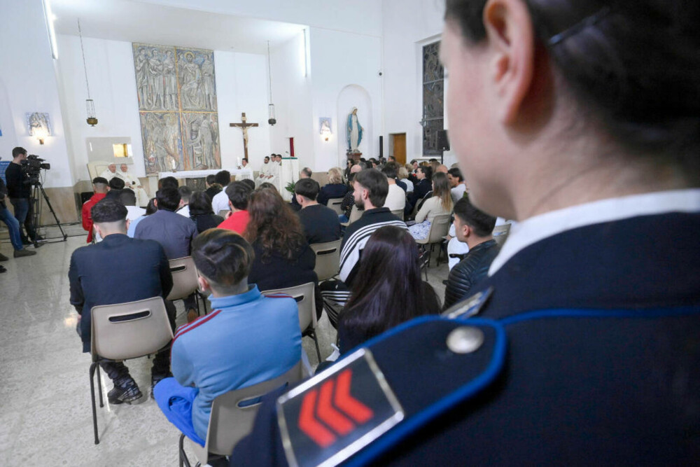 Un român, printre deținuții spălați de Papa Francisc pe picioare în Joia Mare. GALERIE FOTO - Imaginea 7