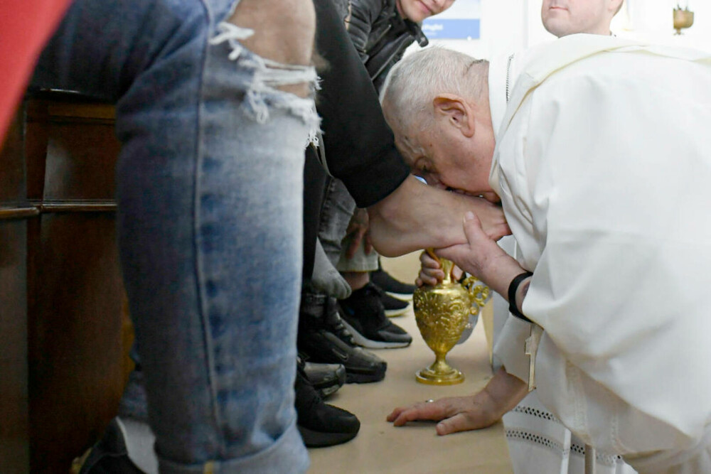 Un român, printre deținuții spălați de Papa Francisc pe picioare în Joia Mare. GALERIE FOTO - Imaginea 8