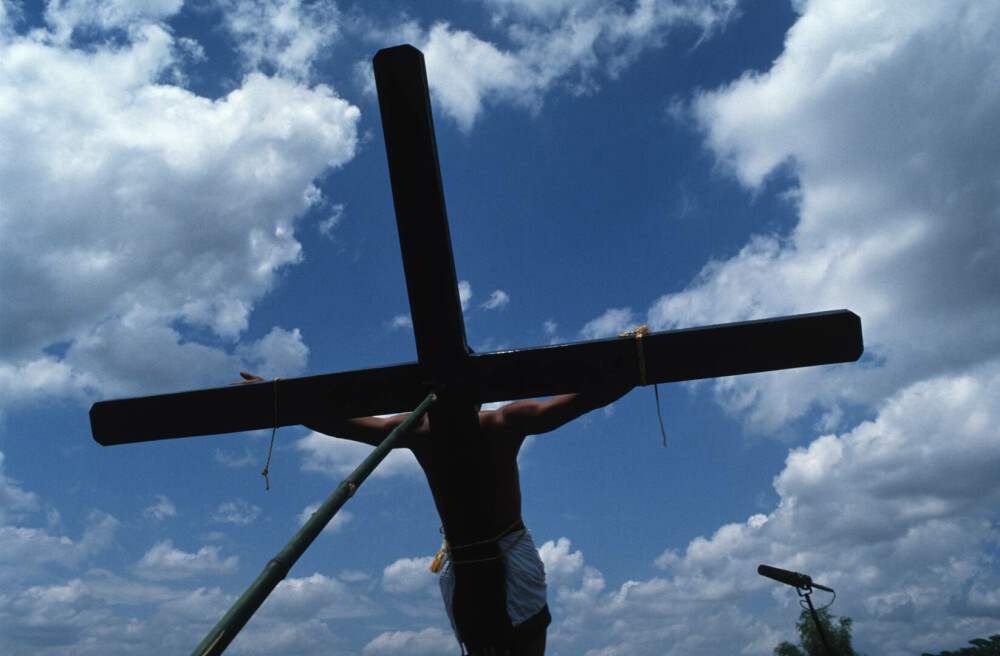 Locul în care, de Vinerea Mare, au loc crucificări. Tradiția barbară atrage anual mii de turiști și creștini | GALERIE FOTO - Imaginea 7