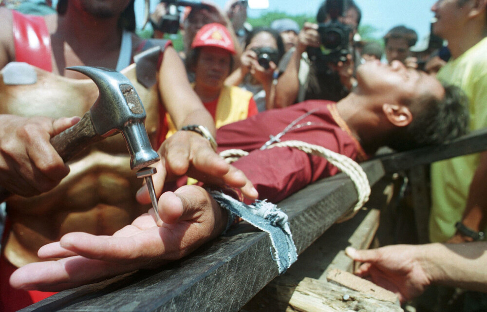 Locul în care, de Vinerea Mare, au loc crucificări. Tradiția barbară atrage anual mii de turiști și creștini | GALERIE FOTO - Imaginea 2