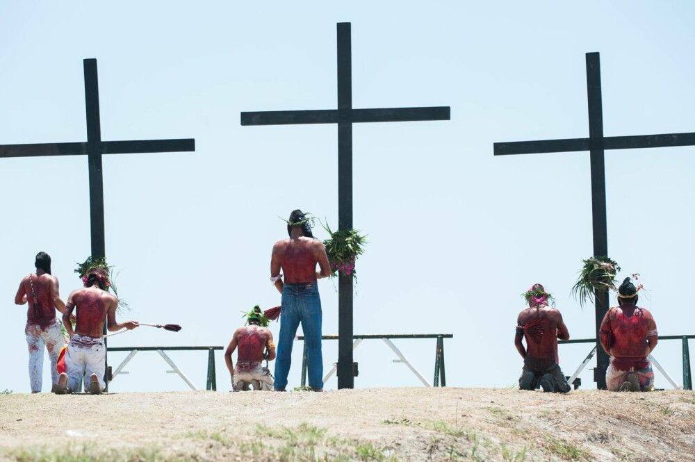 Locul în care, de Vinerea Mare, au loc crucificări. Tradiția barbară atrage anual mii de turiști și creștini | GALERIE FOTO - Imaginea 3