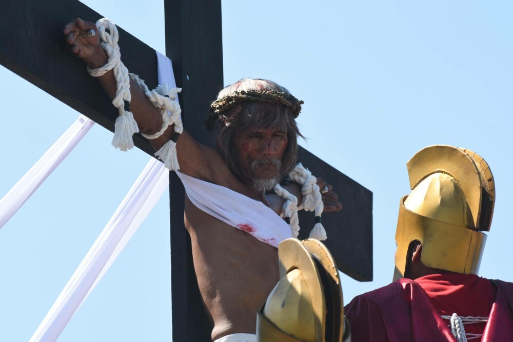 Locul în care, de Vinerea Mare, au loc crucificări. Tradiția barbară atrage anual mii de turiști și creștini | GALERIE FOTO - Imaginea 5