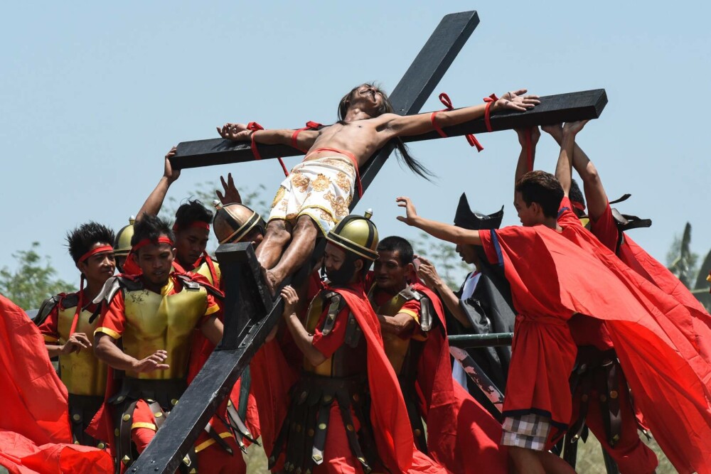 Locul în care, de Vinerea Mare, au loc crucificări. Tradiția barbară atrage anual mii de turiști și creștini | GALERIE FOTO - Imaginea 6