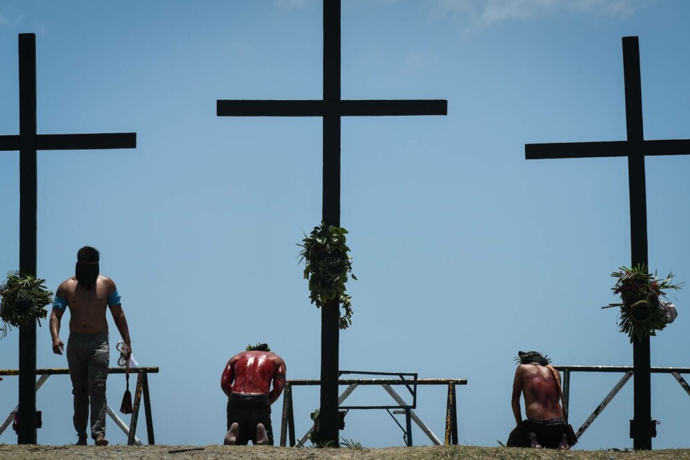 Locul în care, de Vinerea Mare, au loc crucificări. Tradiția barbară atrage anual mii de turiști și creștini | GALERIE FOTO - Imaginea 1