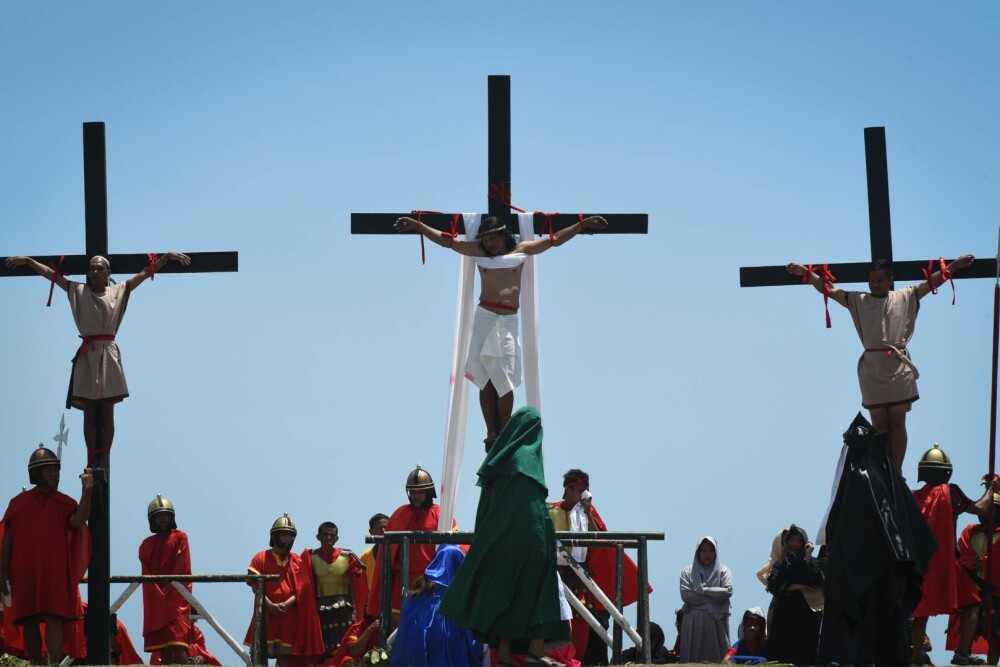 Locul în care, de Vinerea Mare, au loc crucificări. Tradiția barbară atrage anual mii de turiști și creștini | GALERIE FOTO - Imaginea 8