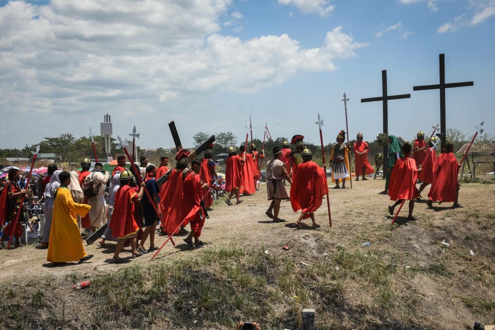 Locul în care, de Vinerea Mare, au loc crucificări. Tradiția barbară atrage anual mii de turiști și creștini | GALERIE FOTO - Imaginea 10