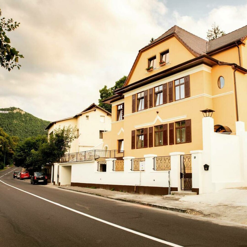 (P) Un secol de istorie pentru prima vila construită pe Drumul Poienii din Brașov. Readuce la viață atmosfera boemă - Imaginea 1