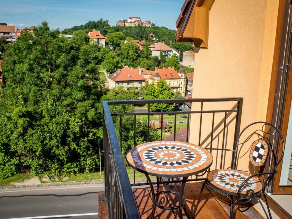 (P) Un secol de istorie pentru prima vila construită pe Drumul Poienii din Brașov. Readuce la viață atmosfera boemă - Imaginea 3