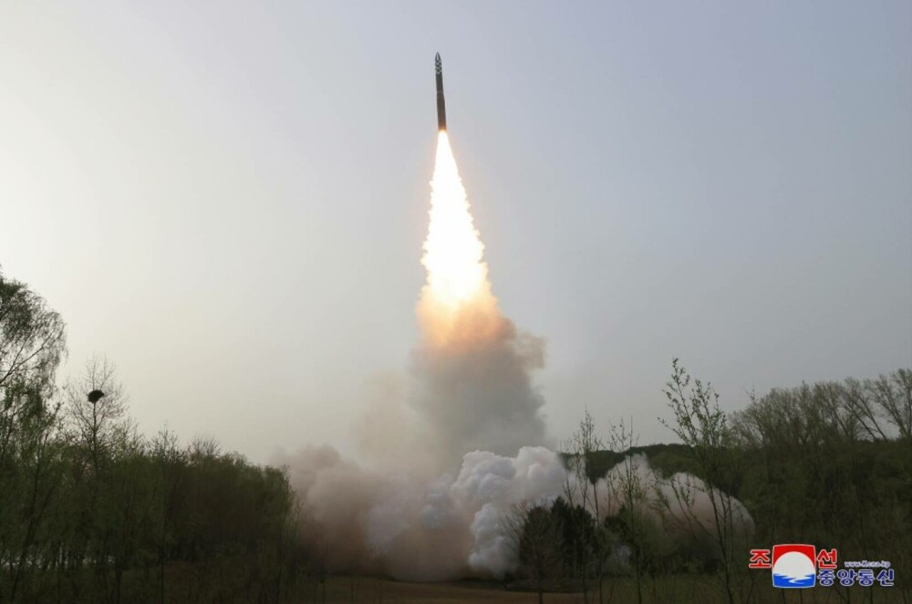 Coreea de Nord a testat prima rachetă balistică cu combustibil solid. Kim Jong Un: 