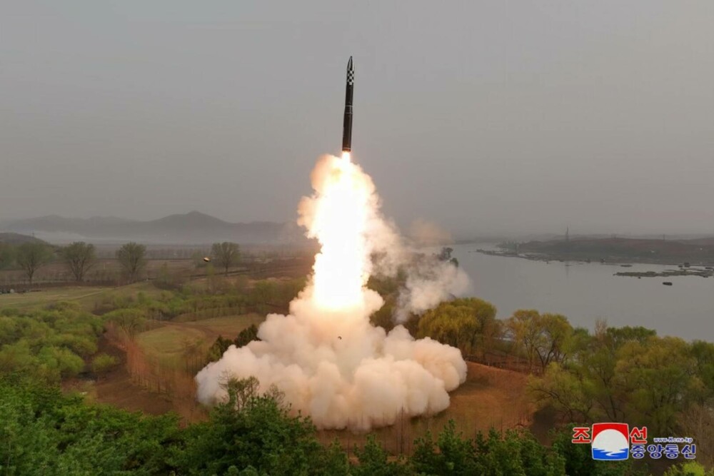 Coreea de Nord a testat prima rachetă balistică cu combustibil solid. Kim Jong Un: 