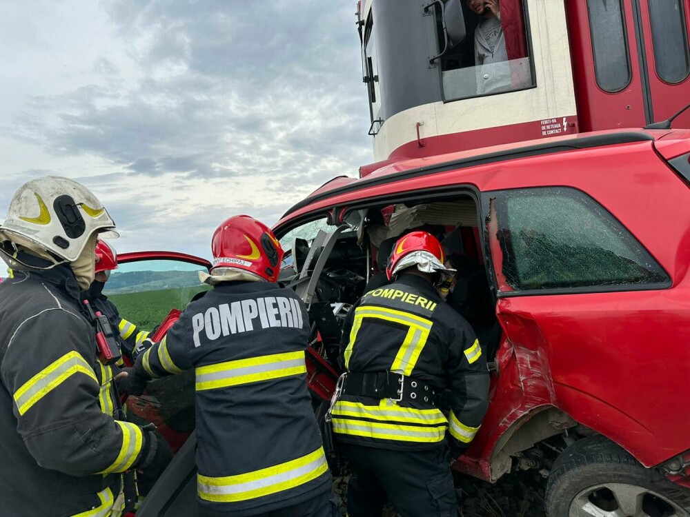 Accident feroviar în județul Brașov. Două persoane sunt grav rănite | GALERIE FOTO - Imaginea 1