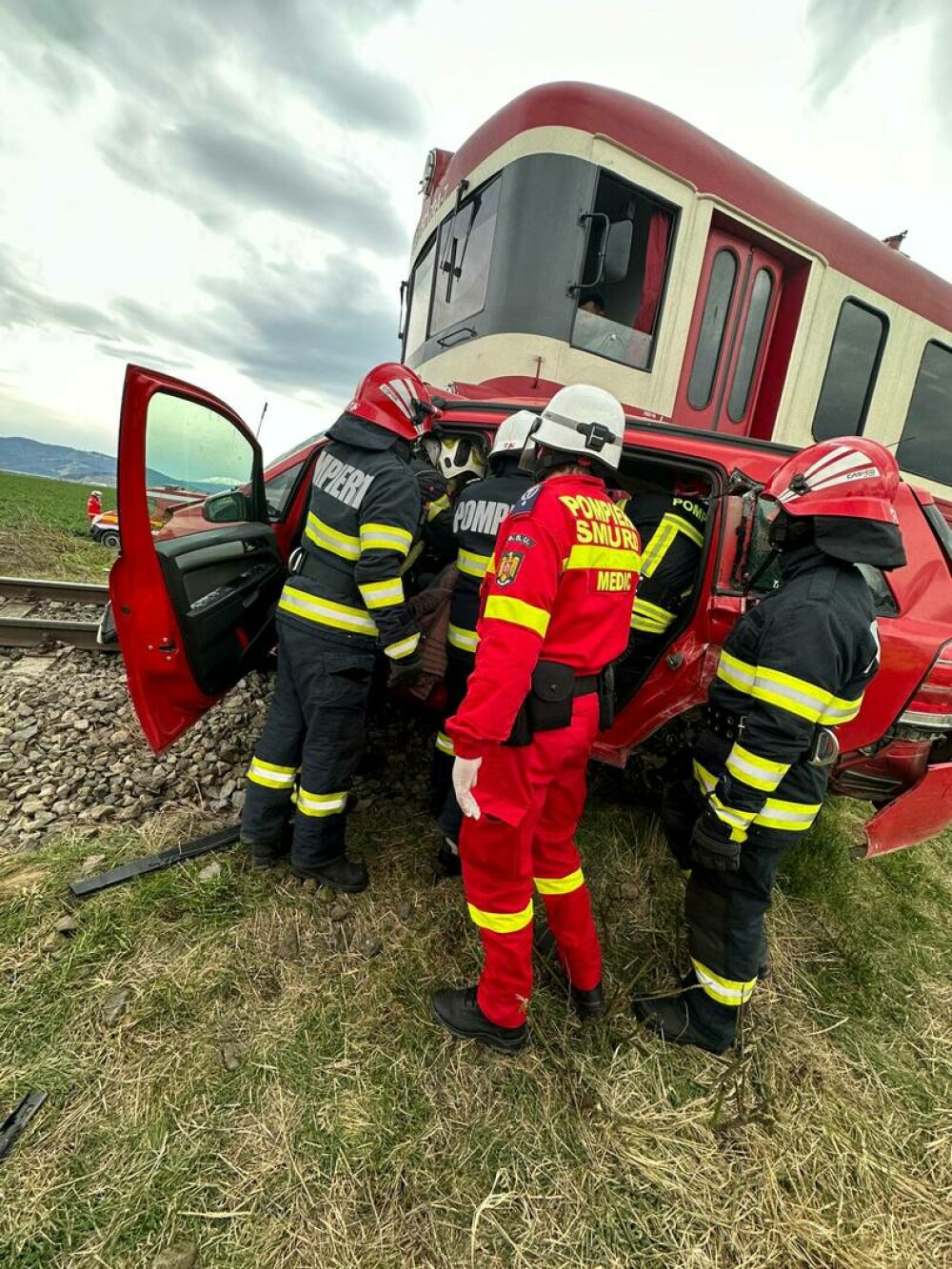 Accident feroviar în județul Brașov. Două persoane sunt grav rănite | GALERIE FOTO - Imaginea 2