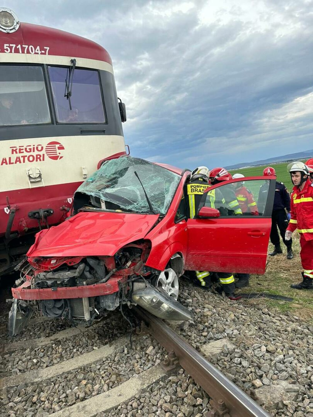 Accident feroviar în județul Brașov. Două persoane sunt grav rănite | GALERIE FOTO - Imaginea 3