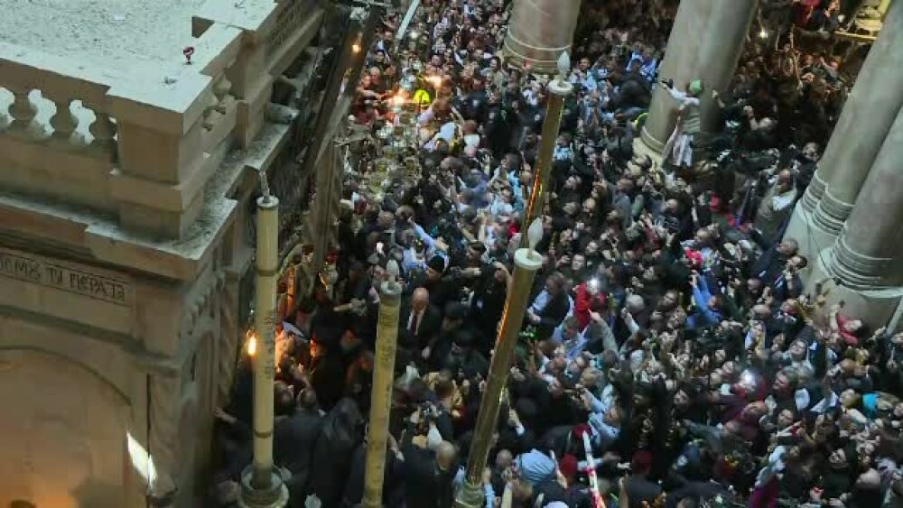 Mii de ortodocși au fost martori ai miracolului petrecut în Biserica Sfântului Mormânt și au primit Lumina Sfântă - Imaginea 1