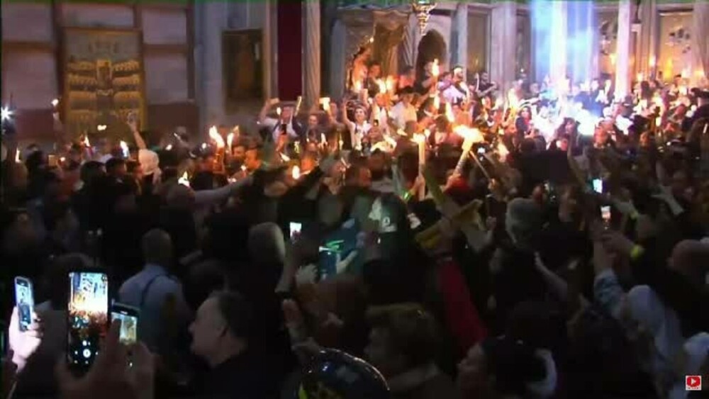 Mii de ortodocși au fost martori ai miracolului petrecut în Biserica Sfântului Mormânt și au primit Lumina Sfântă - Imaginea 5