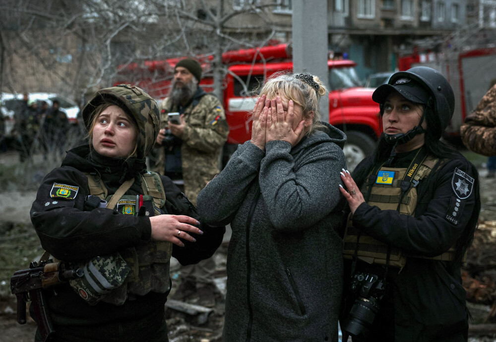 FOTO. Zeci de case din orașul ucrainean Sloviansk, distruse de rachetele Rusiei: ”Peste 20 de răniți și cel puțin 11 morți” - Imaginea 1