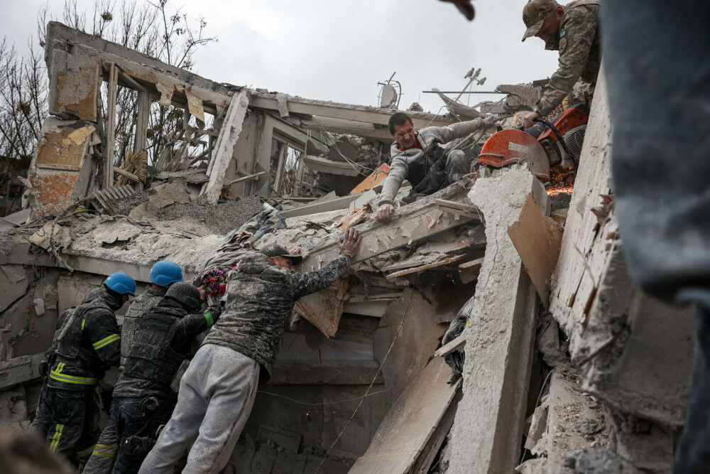FOTO. Zeci de case din orașul ucrainean Sloviansk, distruse de rachetele Rusiei: ”Peste 20 de răniți și cel puțin 11 morți” - Imaginea 2